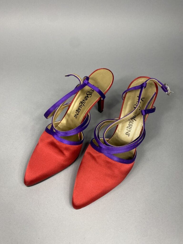 Yves SAINT LAURENT - Paire d'escarpins à bout pointu en tissu satiné rouge soul…