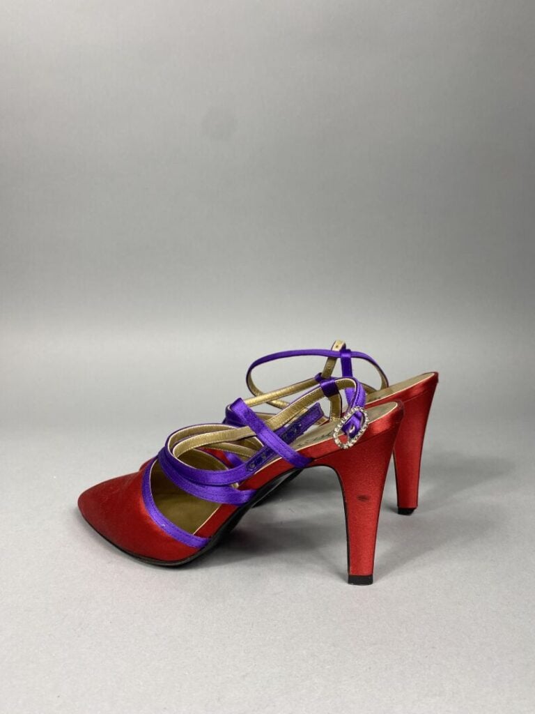 Yves SAINT LAURENT - Paire d'escarpins à bout pointu en tissu satiné rouge soul…