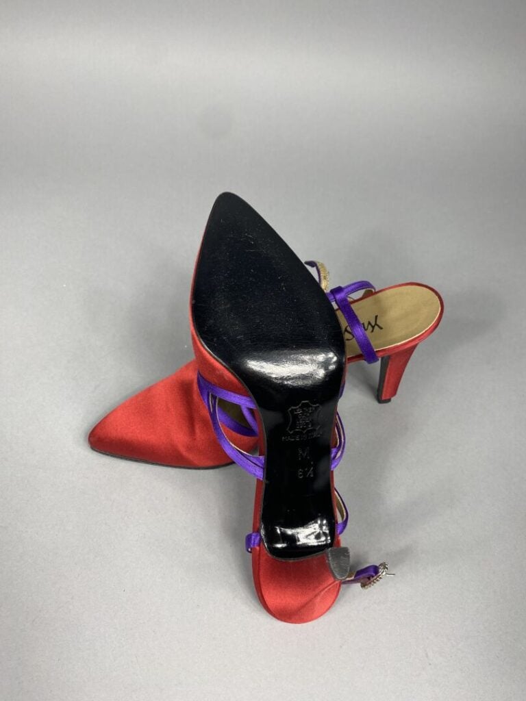 Yves SAINT LAURENT - Paire d'escarpins à bout pointu en tissu satiné rouge soul…