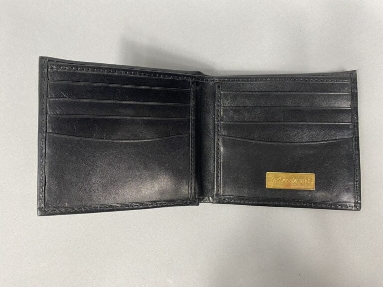 Yves SAINT LAURENT - Porte-cartes huit compartiments en cuir noir - 11 x 9,5 cm…