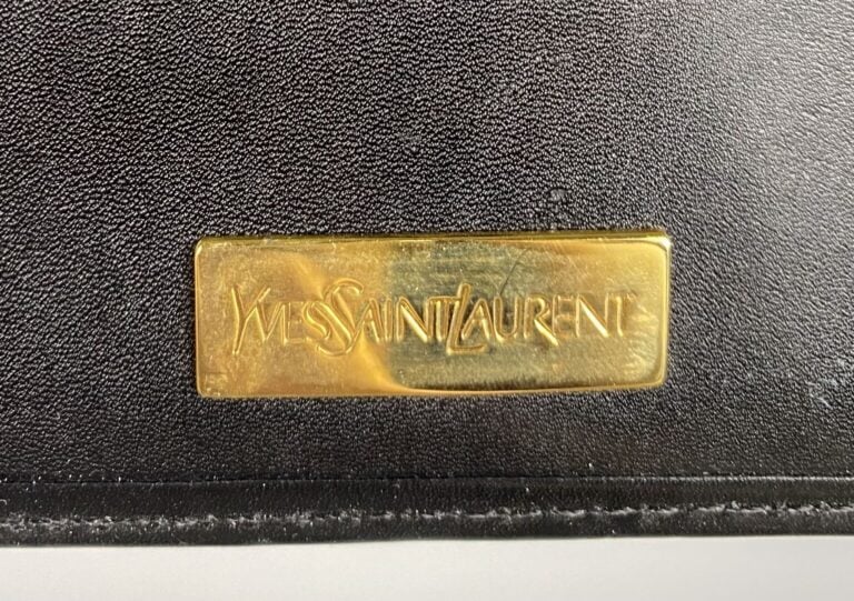 Yves SAINT LAURENT - Porte-cartes huit compartiments en cuir noir - 11 x 9,5 cm…