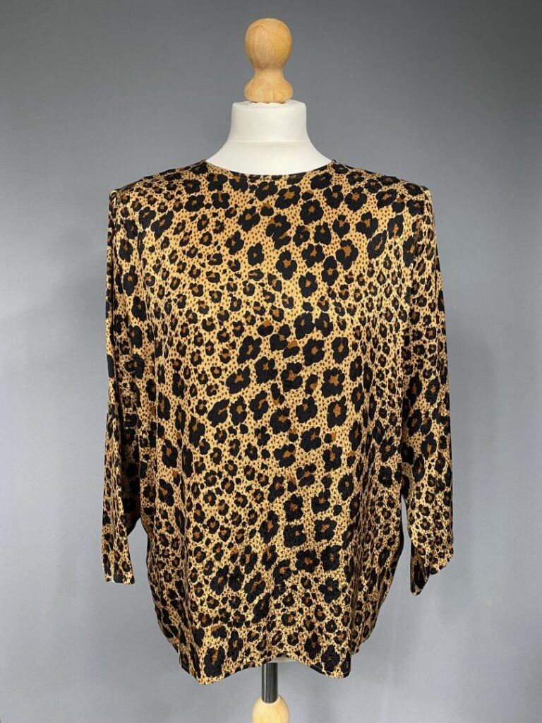 Yves SAINT LAURENT rive gauche - Blouse à col rond en soie à motif léopard, man…