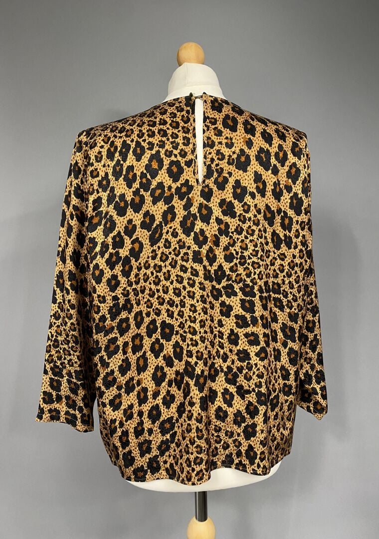Yves SAINT LAURENT rive gauche - Blouse à col rond en soie à motif léopard, man…