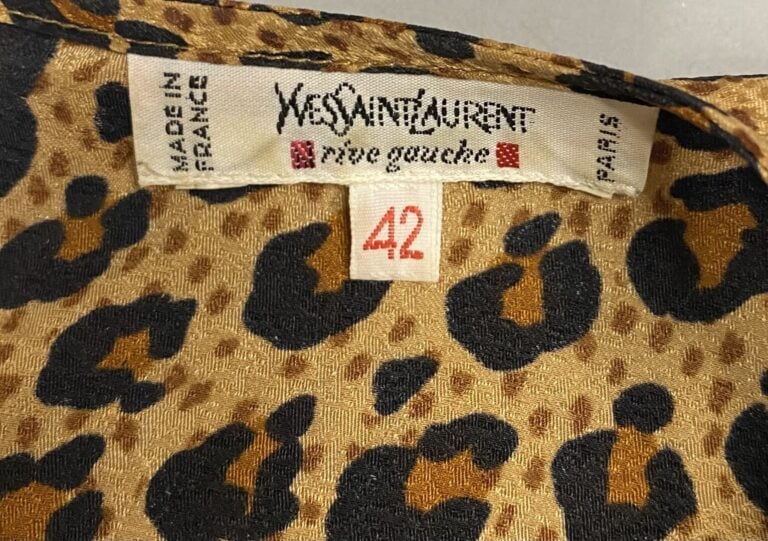 Yves SAINT LAURENT rive gauche - Blouse à col rond en soie à motif léopard, man…