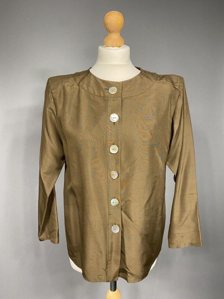 Yves SAINT LAURENT, rive gauche - Blouse en soie marron à encolure ronde, ferme…
