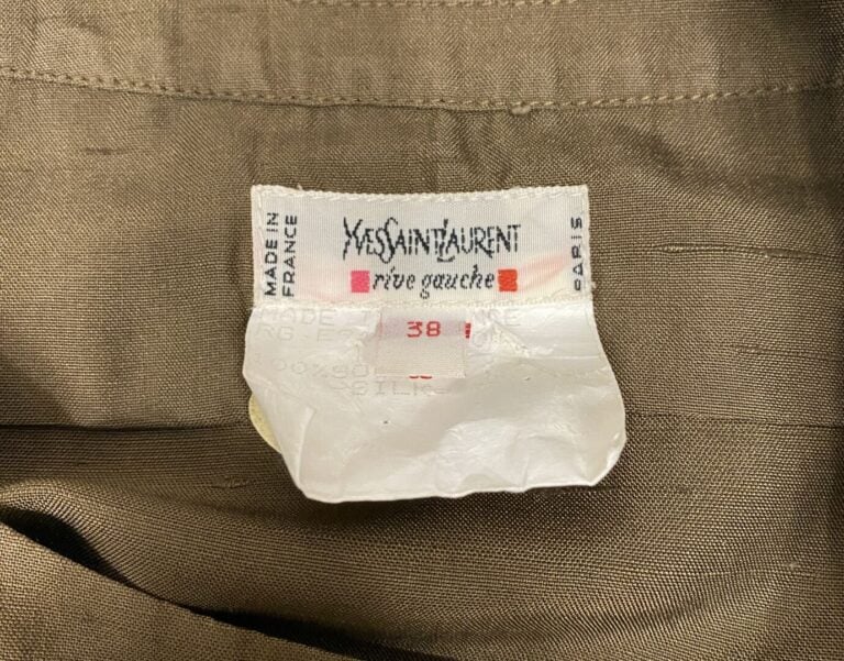 Yves SAINT LAURENT, rive gauche - Blouse en soie marron à encolure ronde, ferme…