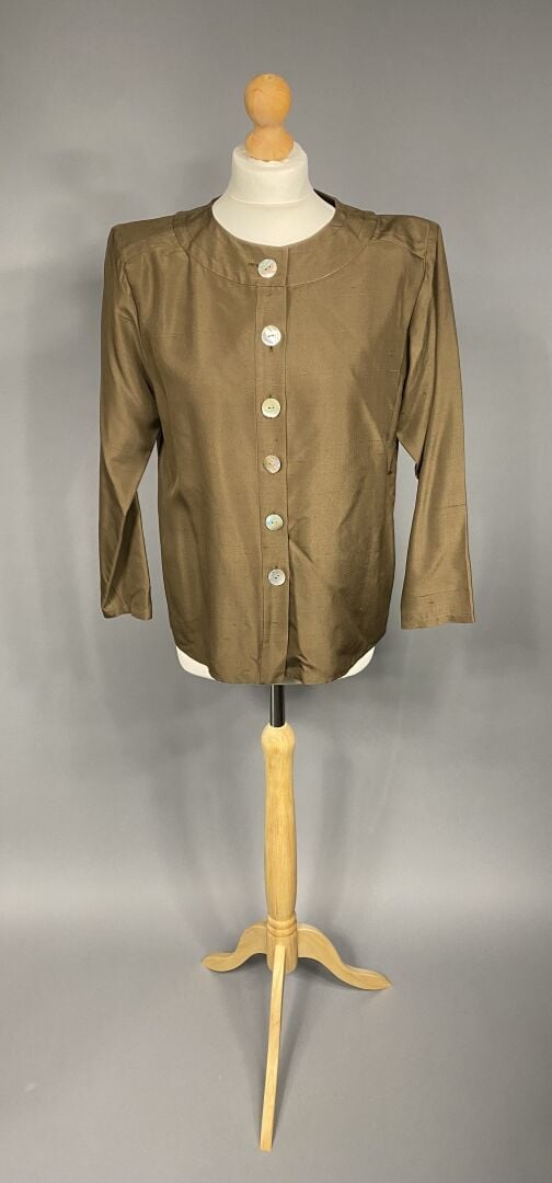 Yves SAINT LAURENT, rive gauche - Blouse en soie marron à encolure ronde, ferme…