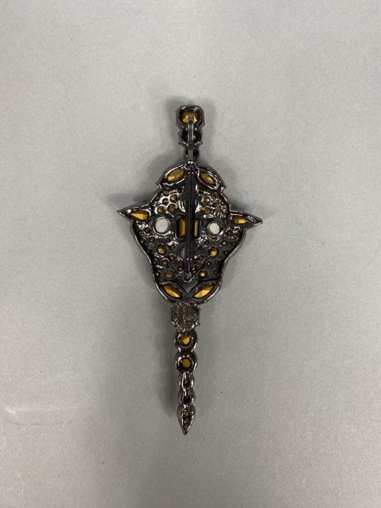 Yves SAINT LAURENT rive gauche - Broche pouvant former pendentif en métal noirc…