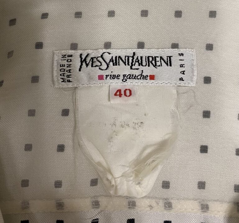 Yves SAINT LAURENT rive gauche - Chemisier en soie à motifs de petits carrés no…