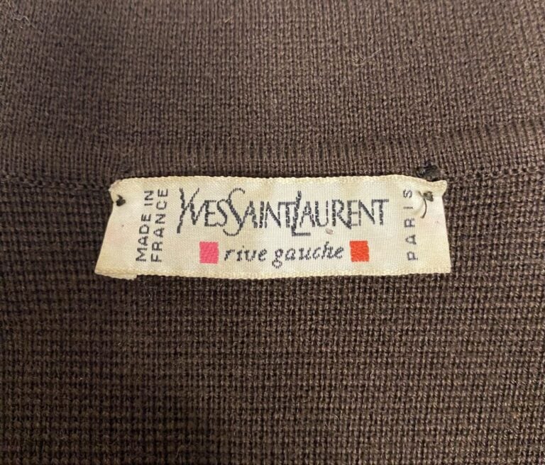 Yves SAINT LAURENT rive gauche - Gilet à col cranté en laine marron, fermeture…