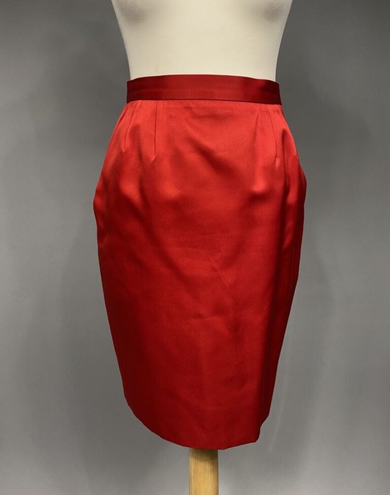 Yves SAINT LAURENT rive gauche - Jupe droite en soie rouge, fermeture zippée su…