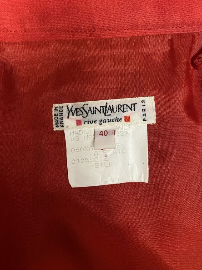 Yves SAINT LAURENT rive gauche - Jupe droite en soie rouge, fermeture zippée su…