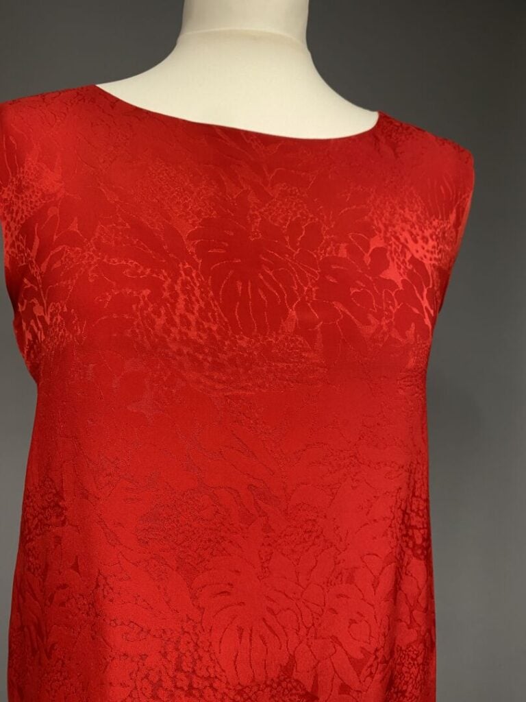 Yves SAINT LAURENT rive gauche - Top sans manche à col rond en soie rouge à mot…