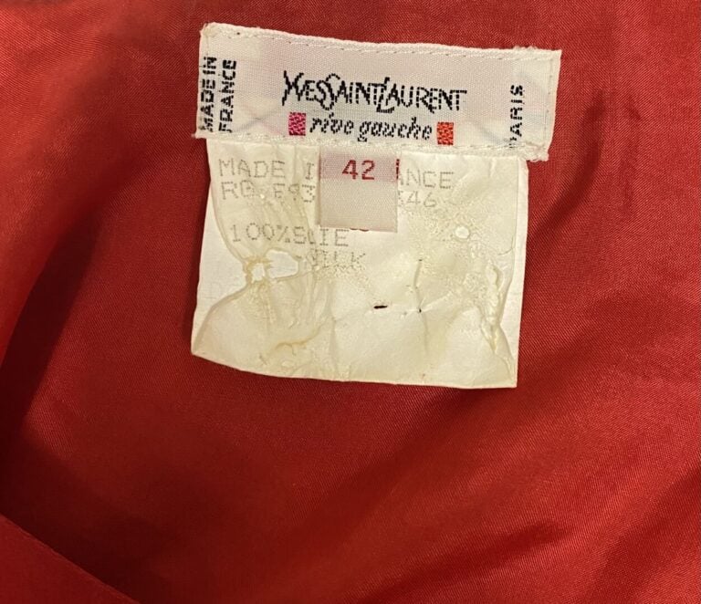 Yves SAINT LAURENT rive gauche - Top sans manche à col rond en soie rouge à mot…