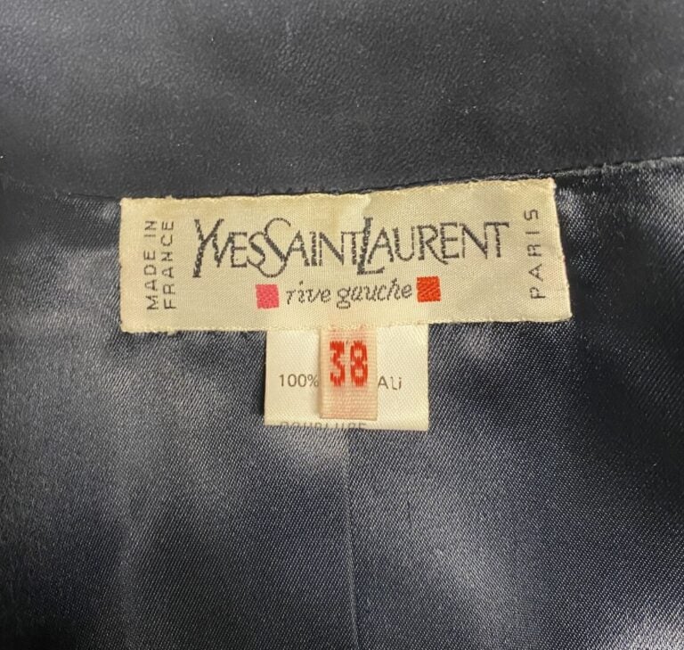 Yves SAINT LAURENT rive gauche - Veste droite en agneau de couleur marine à col…