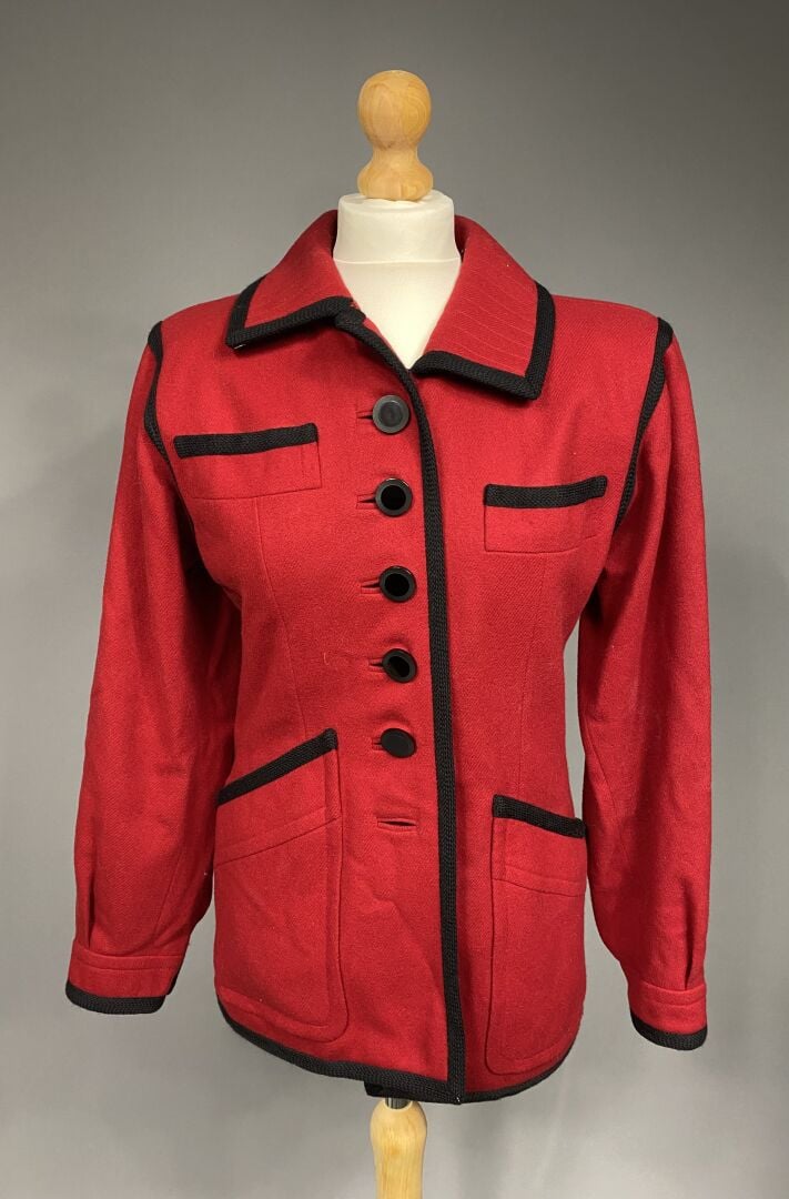 Yves SAINT LAURENT rive gauche - Veste en laine rouge soulignée d'une bordure n…