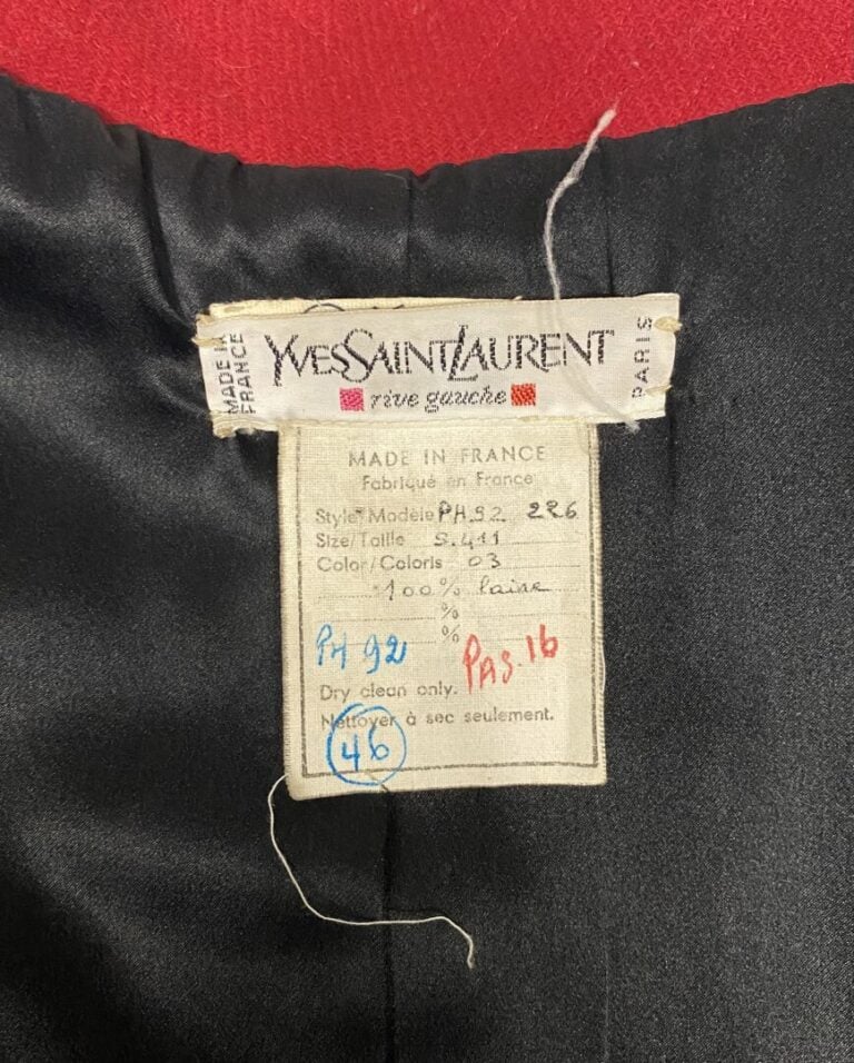 Yves SAINT LAURENT rive gauche - Veste en laine rouge soulignée d'une bordure n…