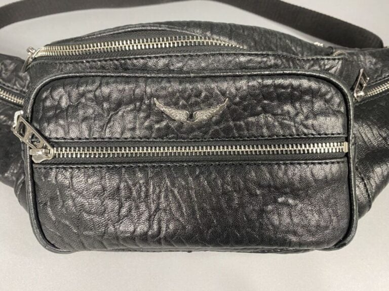 ZADIG et VOLTAIRE - Sacoche banane en cuir d'agneau froissé noir présentant de…