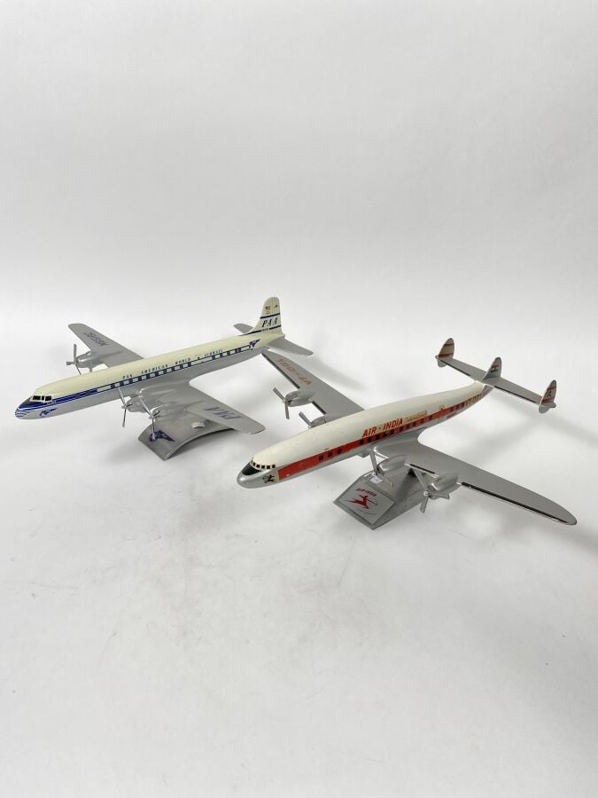 2 exemplaires dont : - - Douglas DC6 Pan Am N6418C au 1/80ème en aluminium pein…