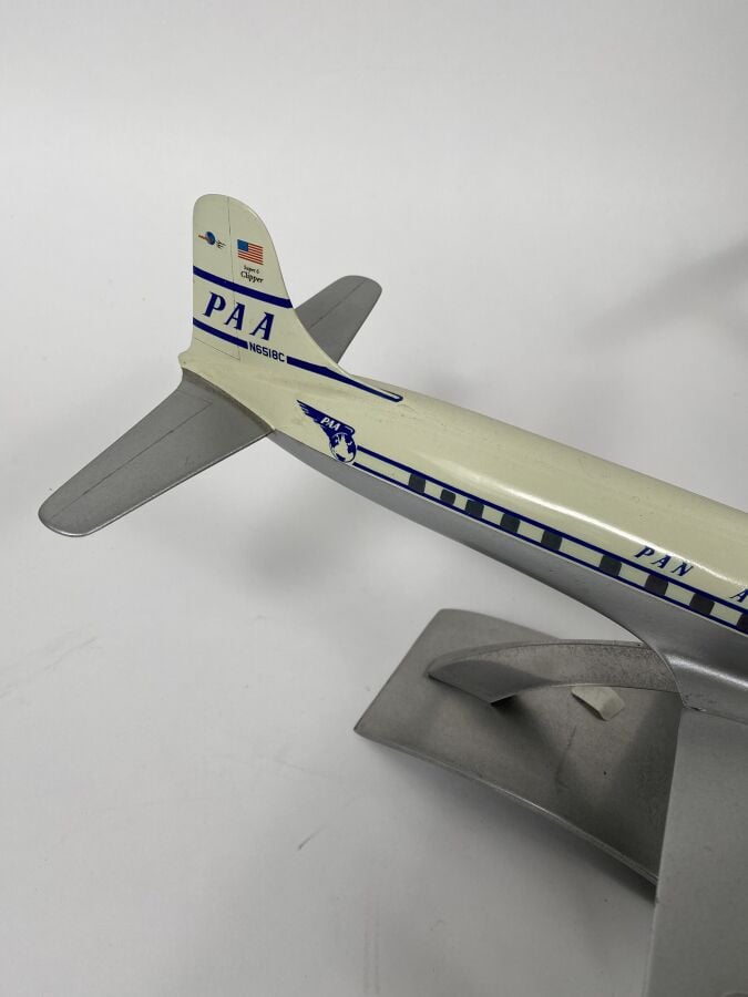 2 exemplaires dont : - - Douglas DC6 Pan Am N6418C au 1/80ème en aluminium pein…