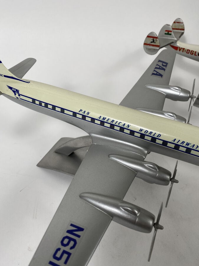 2 exemplaires dont : - - Douglas DC6 Pan Am N6418C au 1/80ème en aluminium pein…