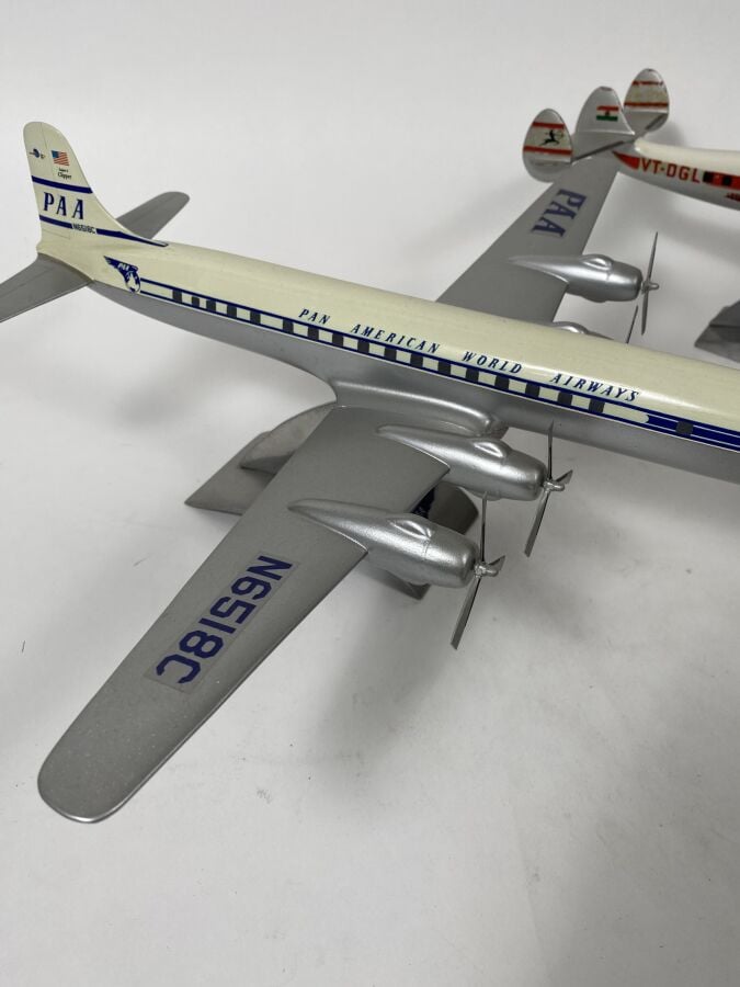 2 exemplaires dont : - - Douglas DC6 Pan Am N6418C au 1/80ème en aluminium pein…