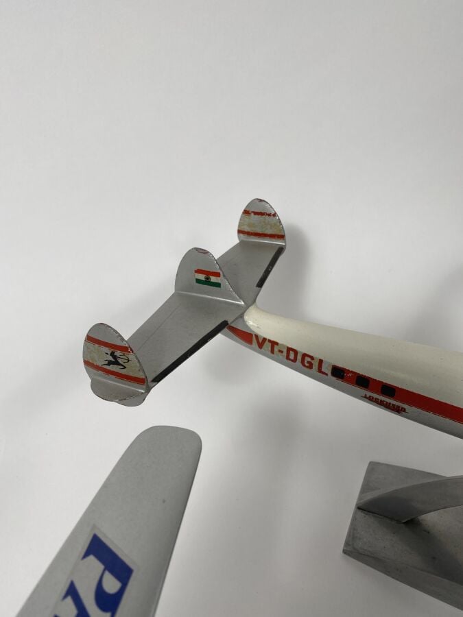 2 exemplaires dont : - - Douglas DC6 Pan Am N6418C au 1/80ème en aluminium pein…