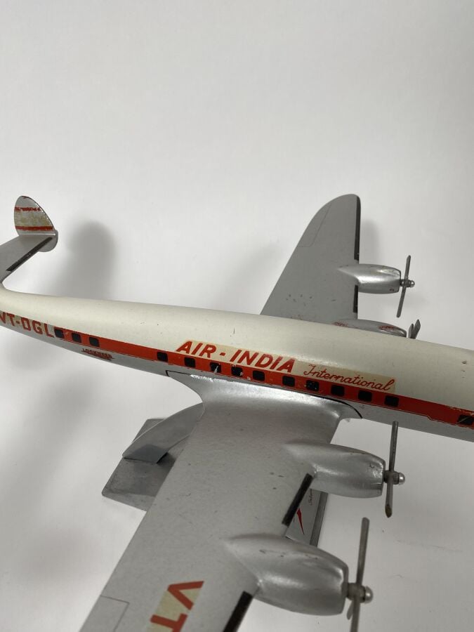 2 exemplaires dont : - - Douglas DC6 Pan Am N6418C au 1/80ème en aluminium pein…