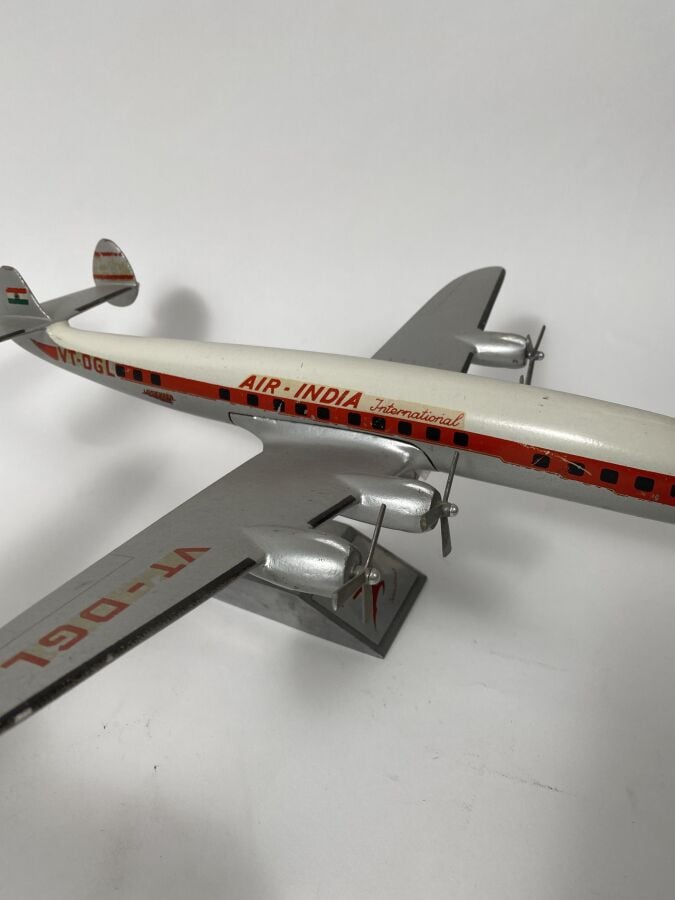 2 exemplaires dont : - - Douglas DC6 Pan Am N6418C au 1/80ème en aluminium pein…