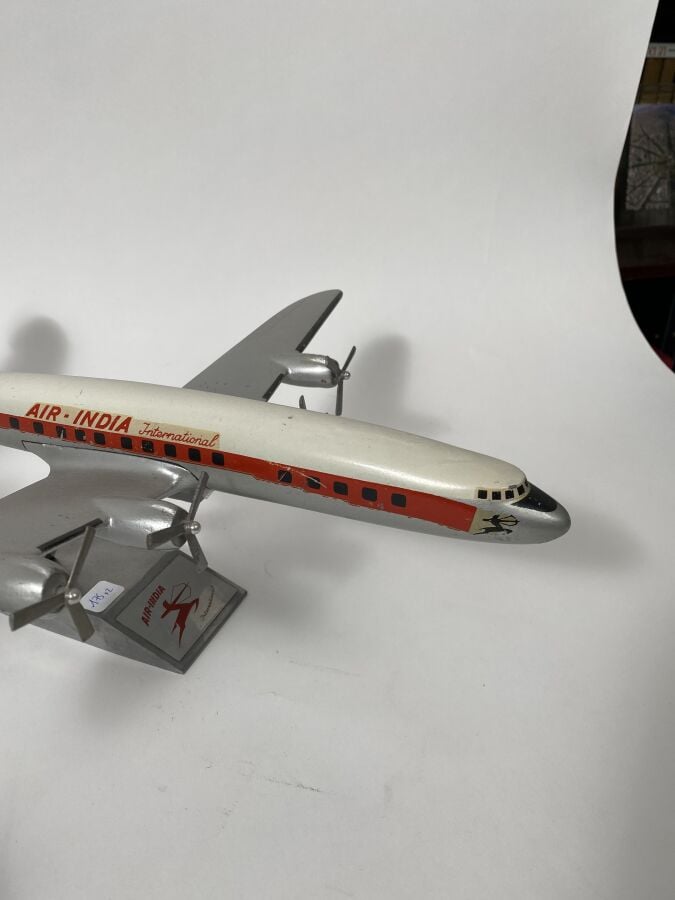 2 exemplaires dont : - - Douglas DC6 Pan Am N6418C au 1/80ème en aluminium pein…