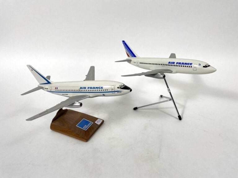 2 modèles : - - Boeing 737-200 Air France N4522W au 1/100ème en résine peinte r…