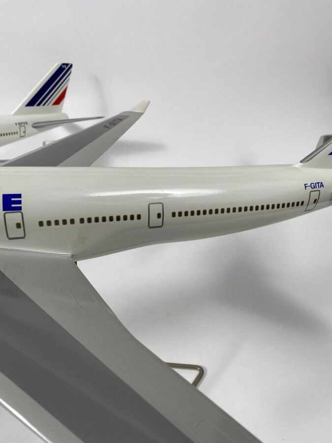 2 modèles : - - Boeing 747-200 Alr France F-BPVS au 1/100ème en résine peinte r…