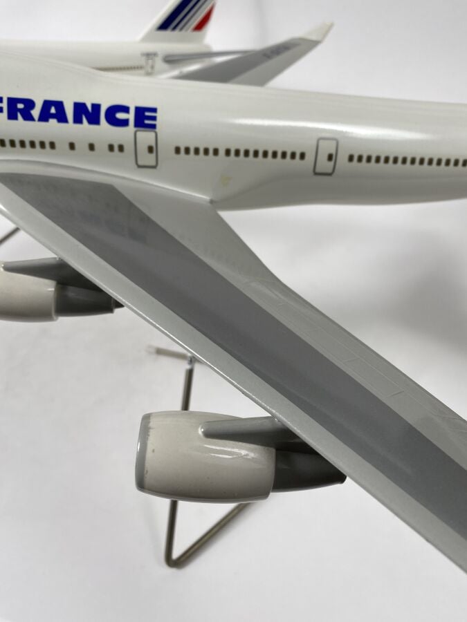 2 modèles : - - Boeing 747-200 Alr France F-BPVS au 1/100ème en résine peinte r…