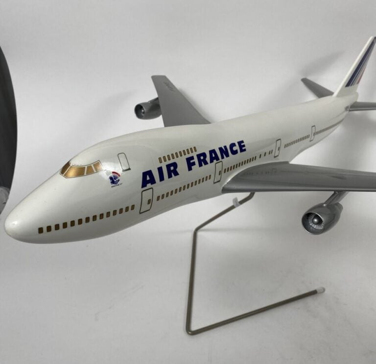 2 modèles : - - Boeing 747-200 Alr France F-BPVS au 1/100ème en résine peinte r…