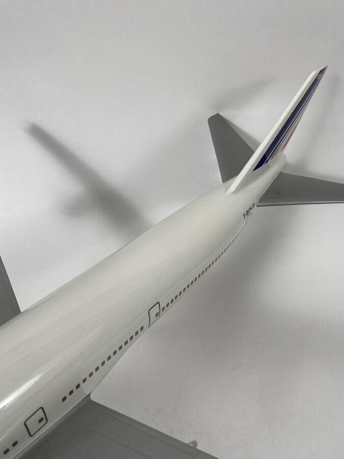 2 modèles : - - Boeing 747-200 Alr France F-BPVS au 1/100ème en résine peinte r…