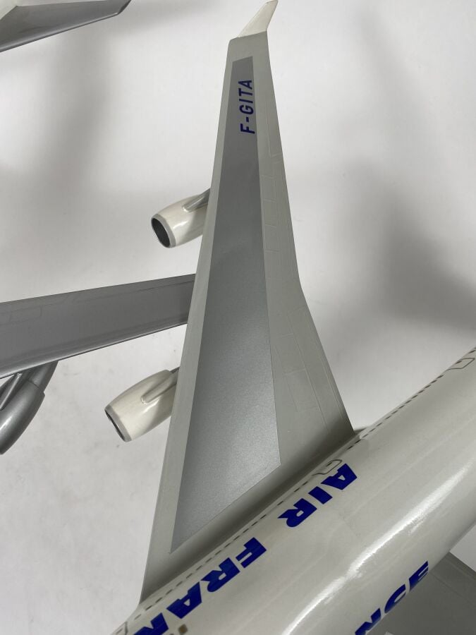 2 modèles : - - Boeing 747-200 Alr France F-BPVS au 1/100ème en résine peinte r…