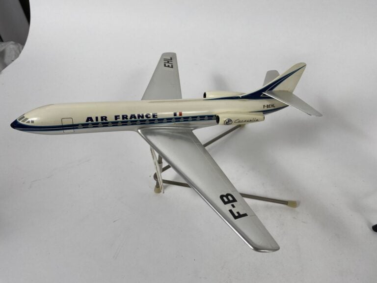 2 modèles : - - Caravelle Air France B-BEHL au 1/100ème en résine peinte réalis…