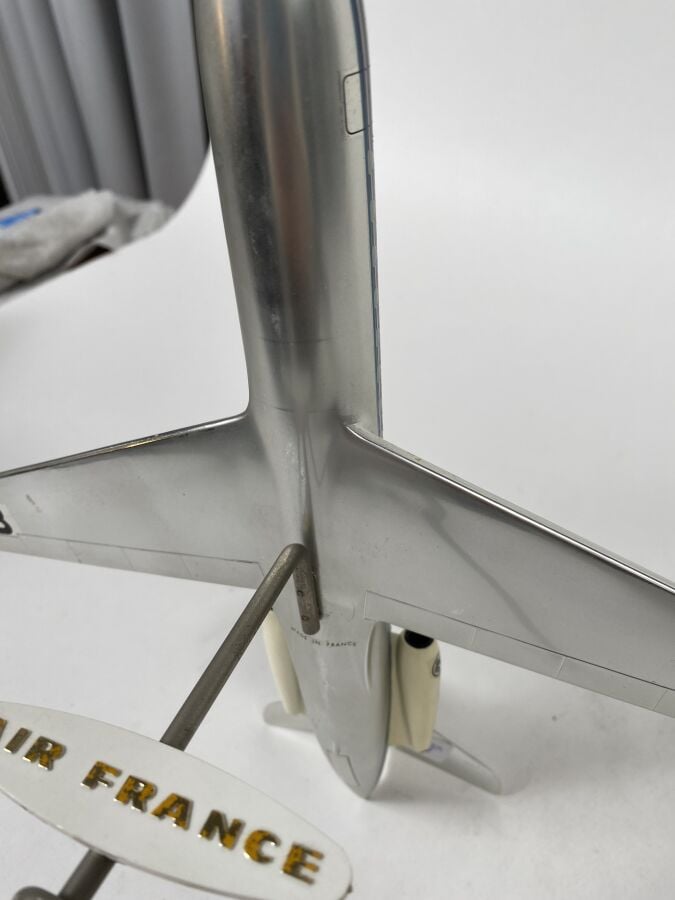 2 modèles : - - Caravelle Air France B-BEHL au 1/100ème en résine peinte réalis…