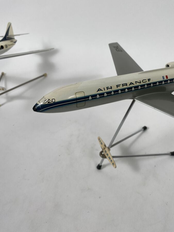 2 modèles : - - Caravelle Air France B-BEHL au 1/100ème en résine peinte réalis…