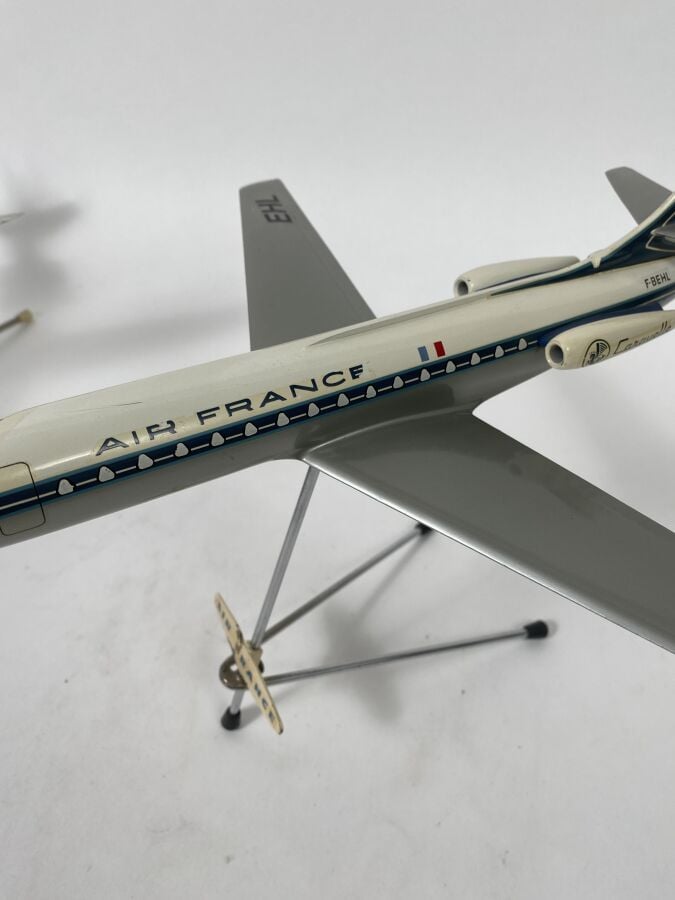 2 modèles : - - Caravelle Air France B-BEHL au 1/100ème en résine peinte réalis…