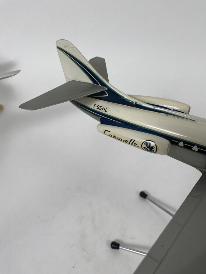 2 modèles : - - Caravelle Air France B-BEHL au 1/100ème en résine peinte réalis…