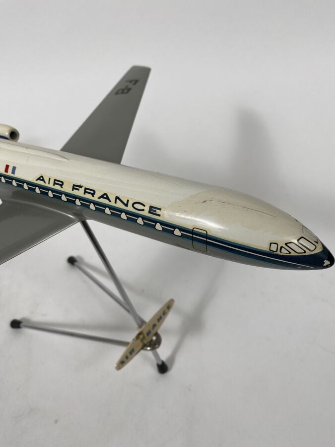 2 modèles : - - Caravelle Air France B-BEHL au 1/100ème en résine peinte réalis…