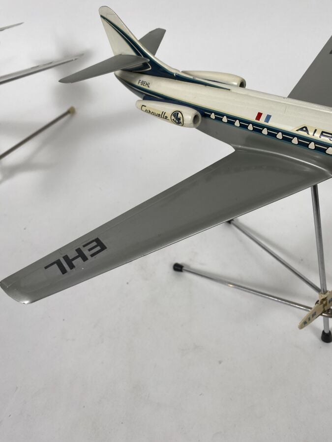 2 modèles : - - Caravelle Air France B-BEHL au 1/100ème en résine peinte réalis…