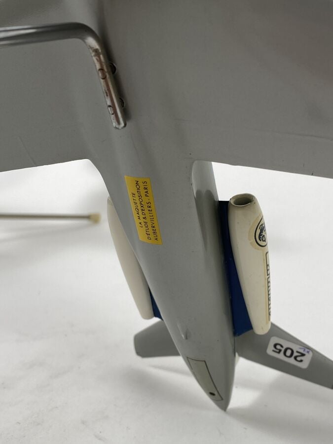 2 modèles : - - Caravelle Air France B-BEHL au 1/100ème en résine peinte réalis…