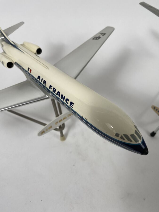 2 modèles : - - Caravelle Air France B-BEHL au 1/100ème en résine peinte réalis…