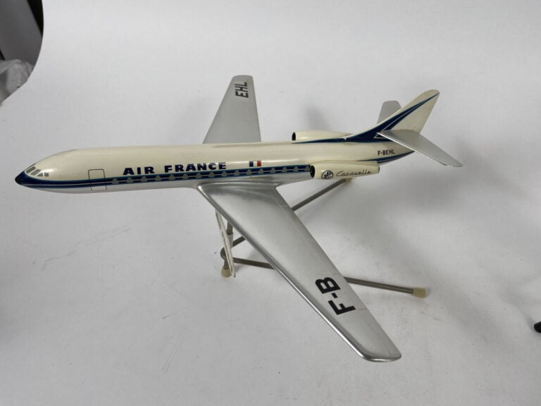 2 modèles : - - Caravelle Air France B-BEHL au 1/100ème en résine peinte réalis…