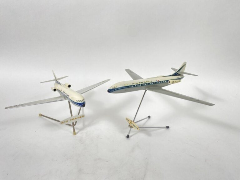 2 modèles : - - Caravelle Air France B-BEHL au 1/100ème en résine peinte réalis…