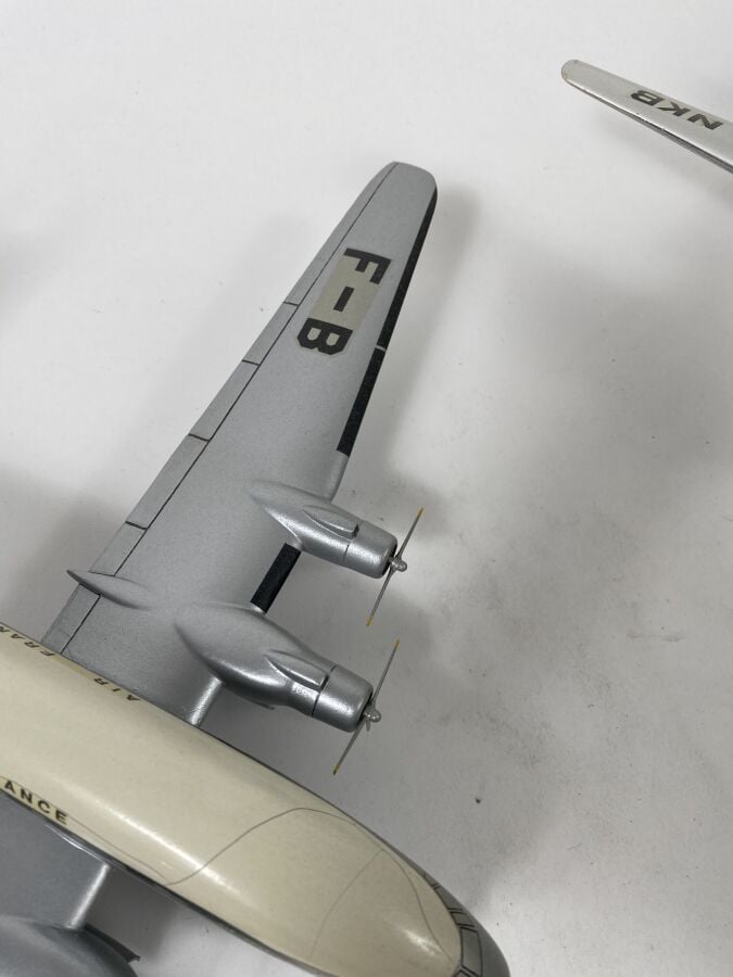 2 modèles : - -Caravelle Air Inter F-BNKB au 1/100ème en résine réalisée par ME…