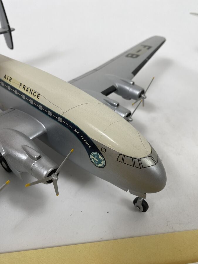 2 modèles : - -Caravelle Air Inter F-BNKB au 1/100ème en résine réalisée par ME…