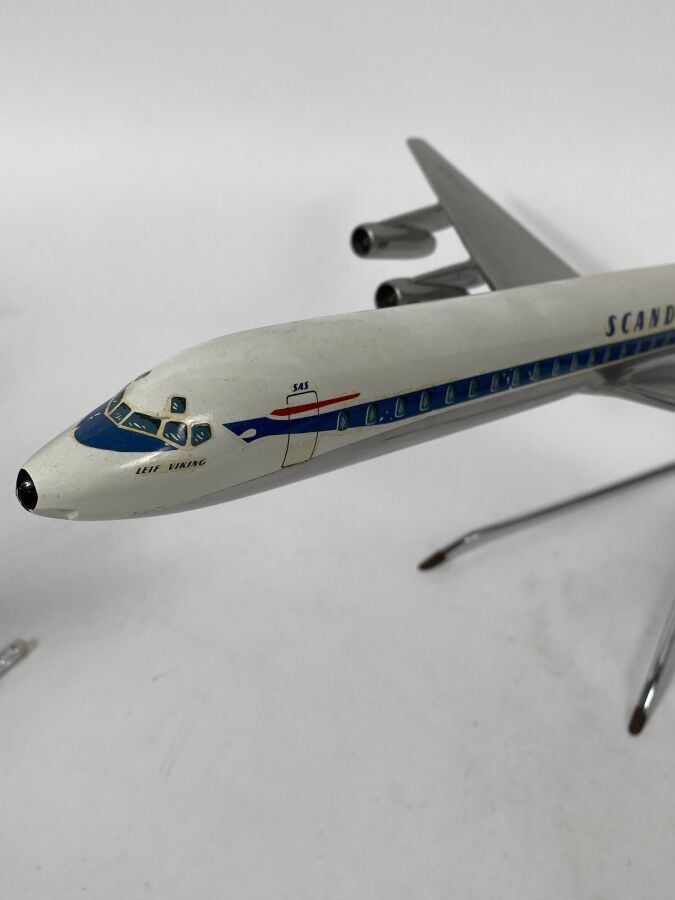 2 modèles : - - DC8-63 SAS LN-MOU au 1/100ème en aluminium peint réalisée par F…